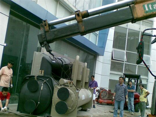 老河口市随车吊和汽车吊的核心区别是什么？哪种更省钱？