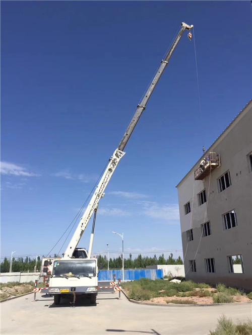 老河口市“轻装强干”—— 吊车的 “轻量化臂架” 技术